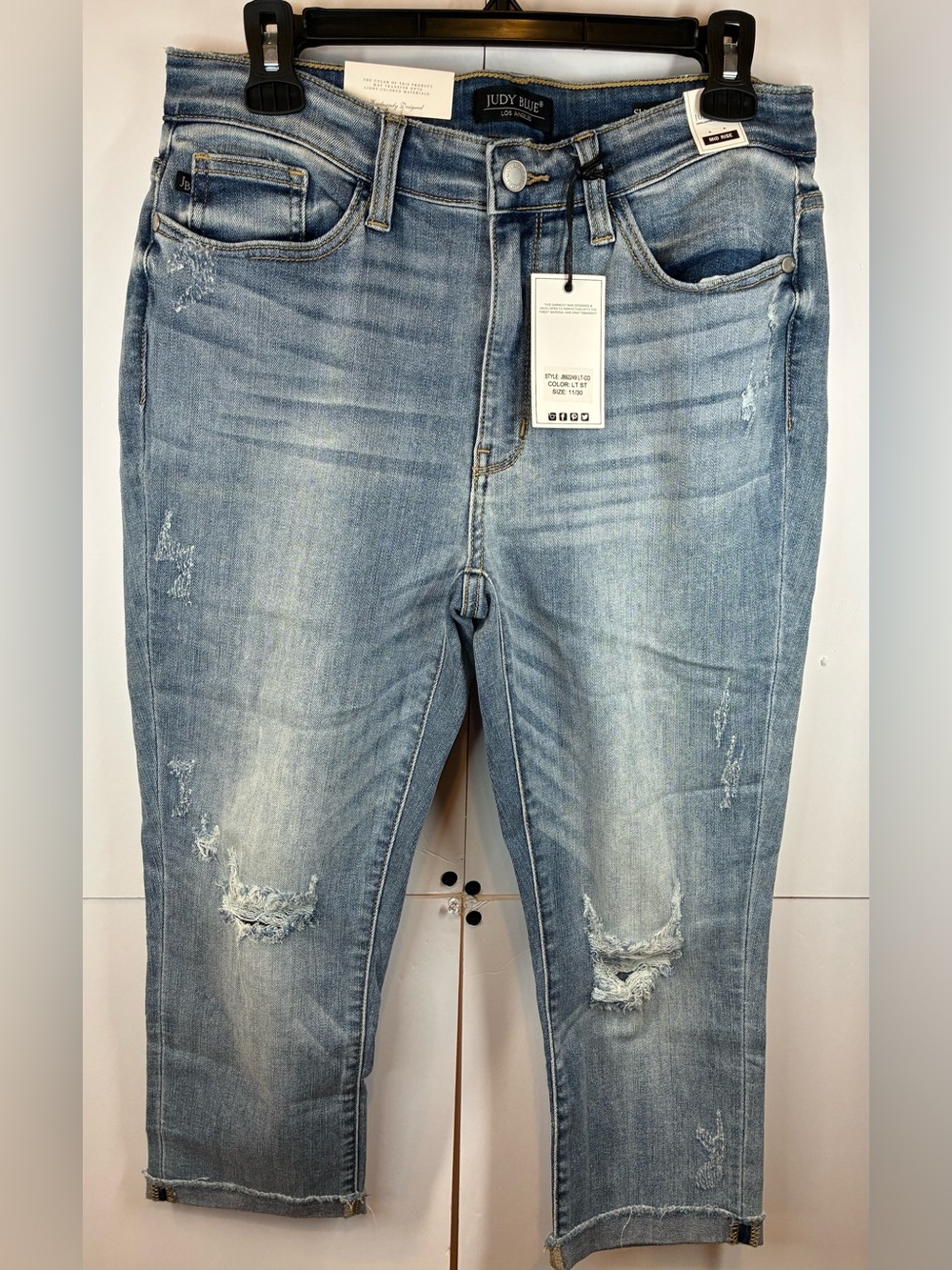 NWT Judy Blue Skinny Fit Capri Jeans Women’s 11/30 Mid Riae Distressed Stretch